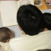 絵本を読む親子3人