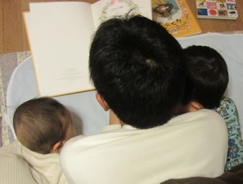 絵本を読む親子3人